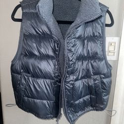**NEW Hollister Women Reversible Puffer Vest Size medium