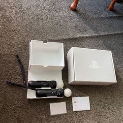 Ps4 Move controllers with box
