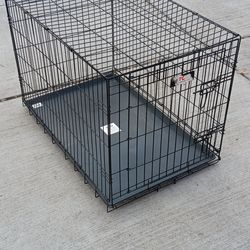 PetCo dog crate (medium)
36 x 22 and 24.5 Height 
Located  (5900 Lewis st Dallas TX 75206)
No holds and cross posted