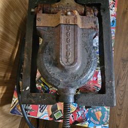 🎯 Vintage Cast Iron Ruggedi Waffle Iron

💵 $40