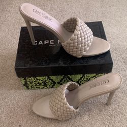 Women’s heel sandal size 9 NEW!!