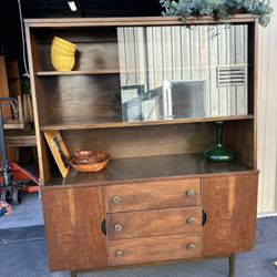 Mid Century Stanley Distinctive Furniture Hutch China Cabinet