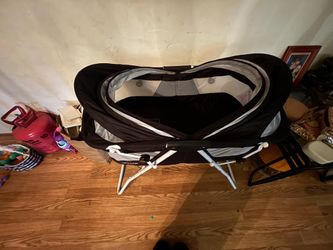 Pickup baby bassinet $20-$30