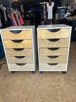 Portable storage cabinet on wheels