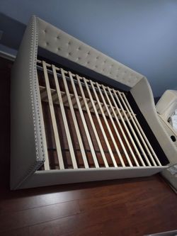 Queen sized day bed frame beige or off-white