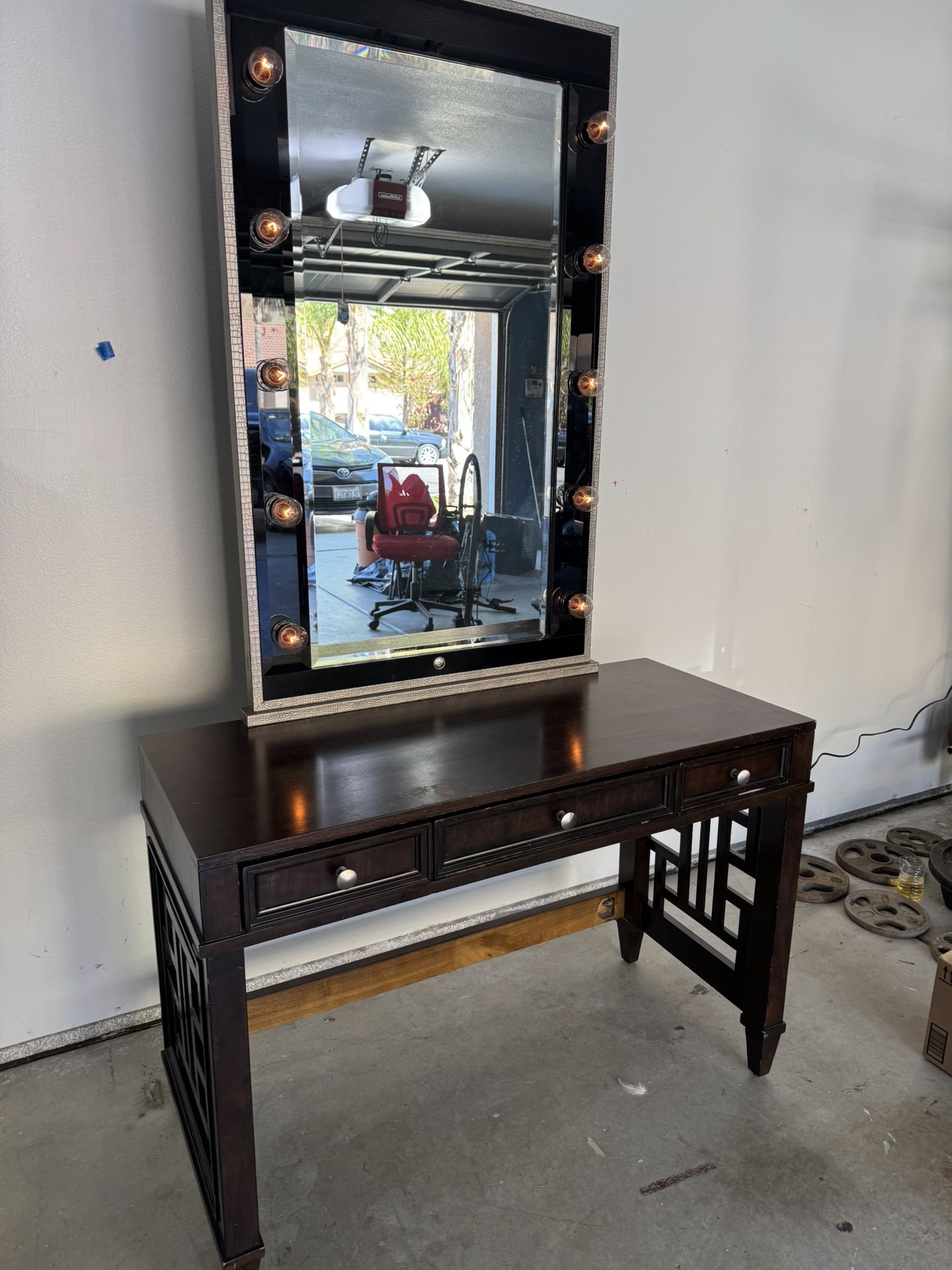 desk and mirror 