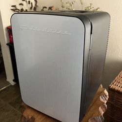 Retro Frigidaire Mini Fridge 