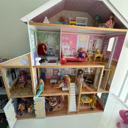 Barbie Dollhouse With Lots Of Accessories And Dolls 