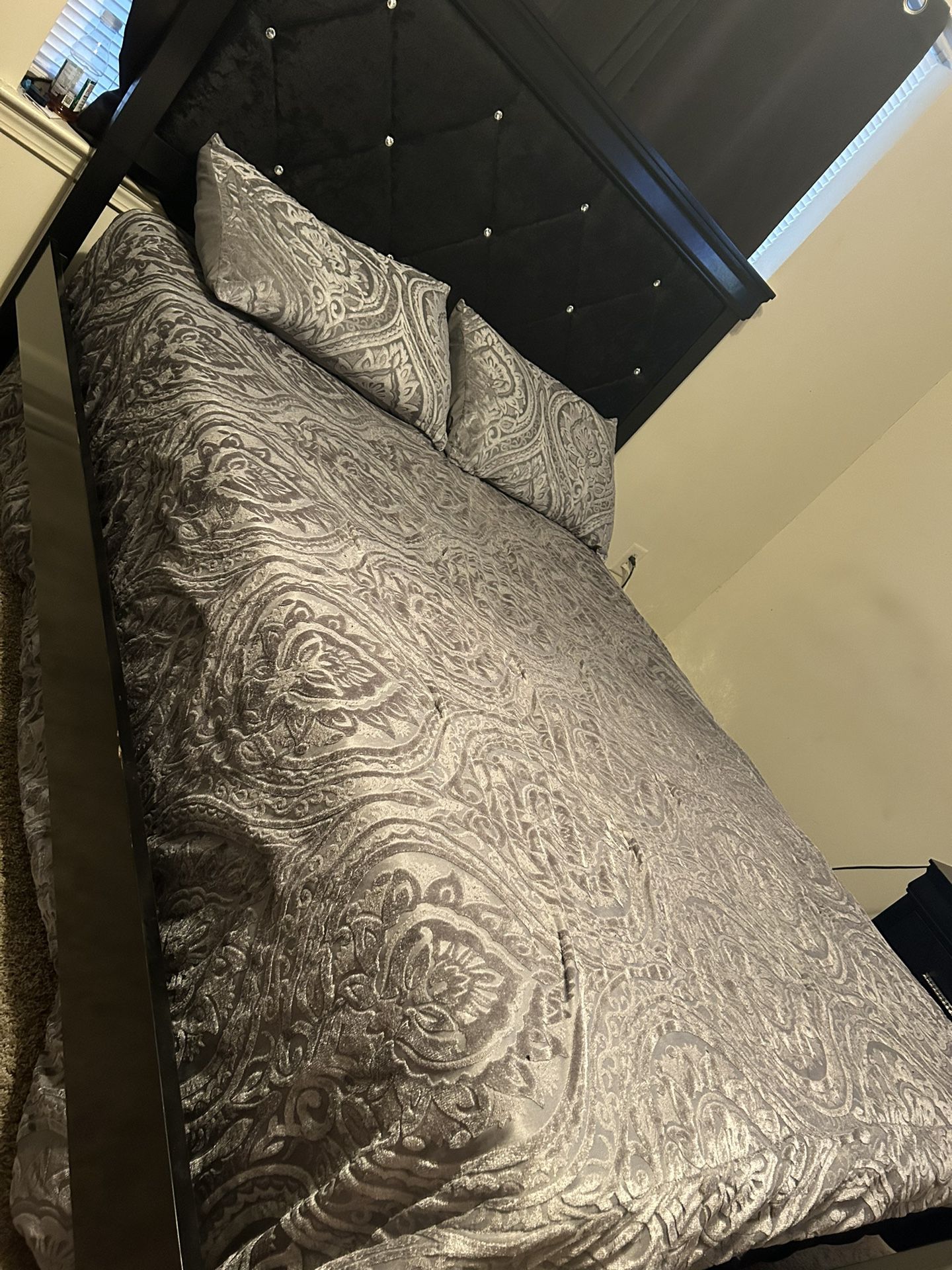 Queen Bedroom Set (mattress Not Included)