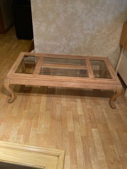 Solid wooden Coffee Table with glass panels/ see all pictures posted/ pickup in Lake Zurich