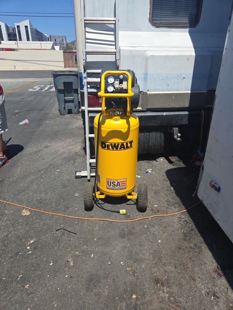 Dealt 27 Gal Air Compressor