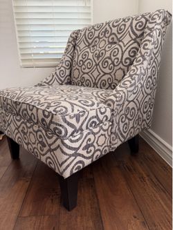 Modern Accent Chair – Like New – Smoke & Pet Free