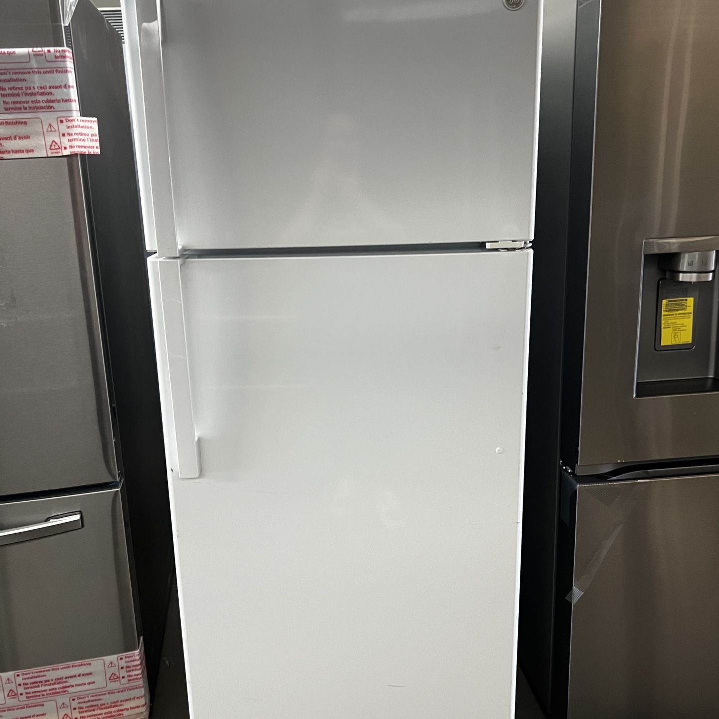 Ge Top Freezer 18 Cu Ft In Gloss White Apartment Size 