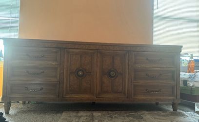 Dresser with 2 matching nightstands