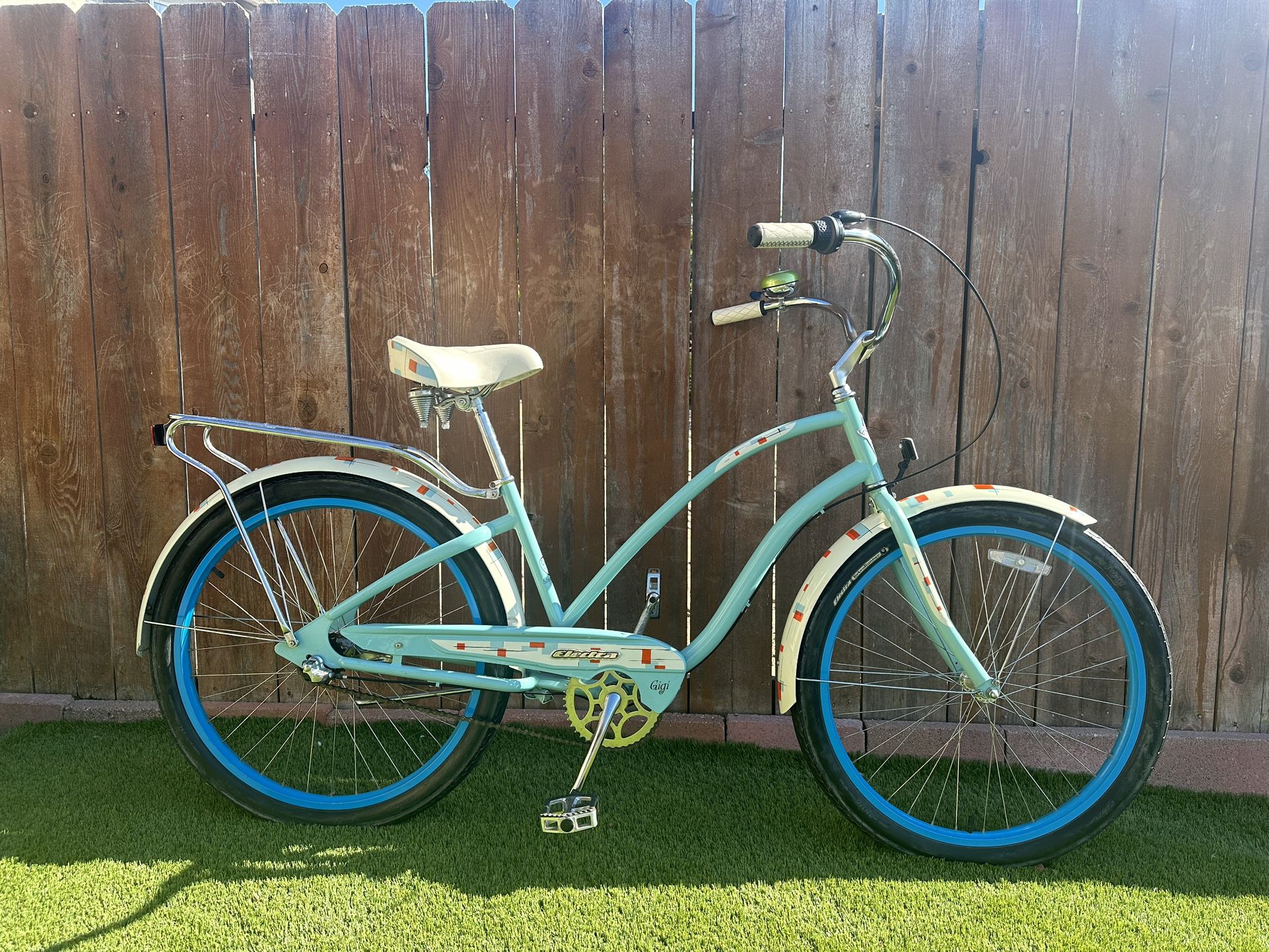 NEW. Electra Gigi Model. 3 Speed 26 inch women’s beach cruiser. 26 inch step through bicycle. Beautiful! This is a new lightly used bicycle. Chrome