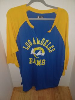 A woman Los Angeles rams shirt size. Extra large.
