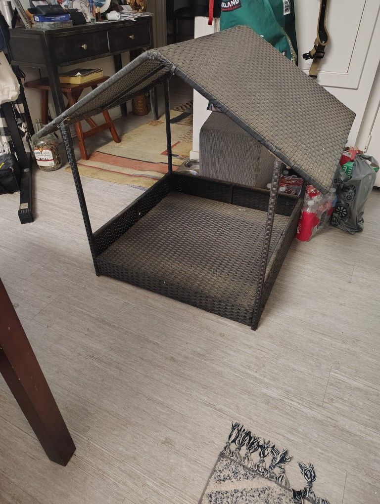 Out Door Wicker Paw Hut