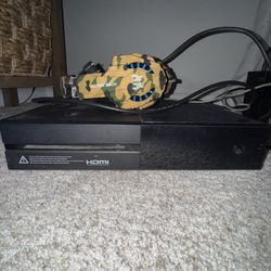 Xbox one (headset included)