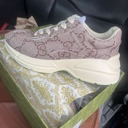 Gucci shoes new in the box size 11 free delivery 350$ or trade ? No shoes