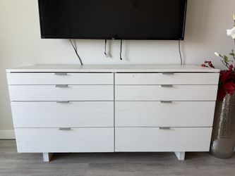 Rooms to Go dresser and night stand