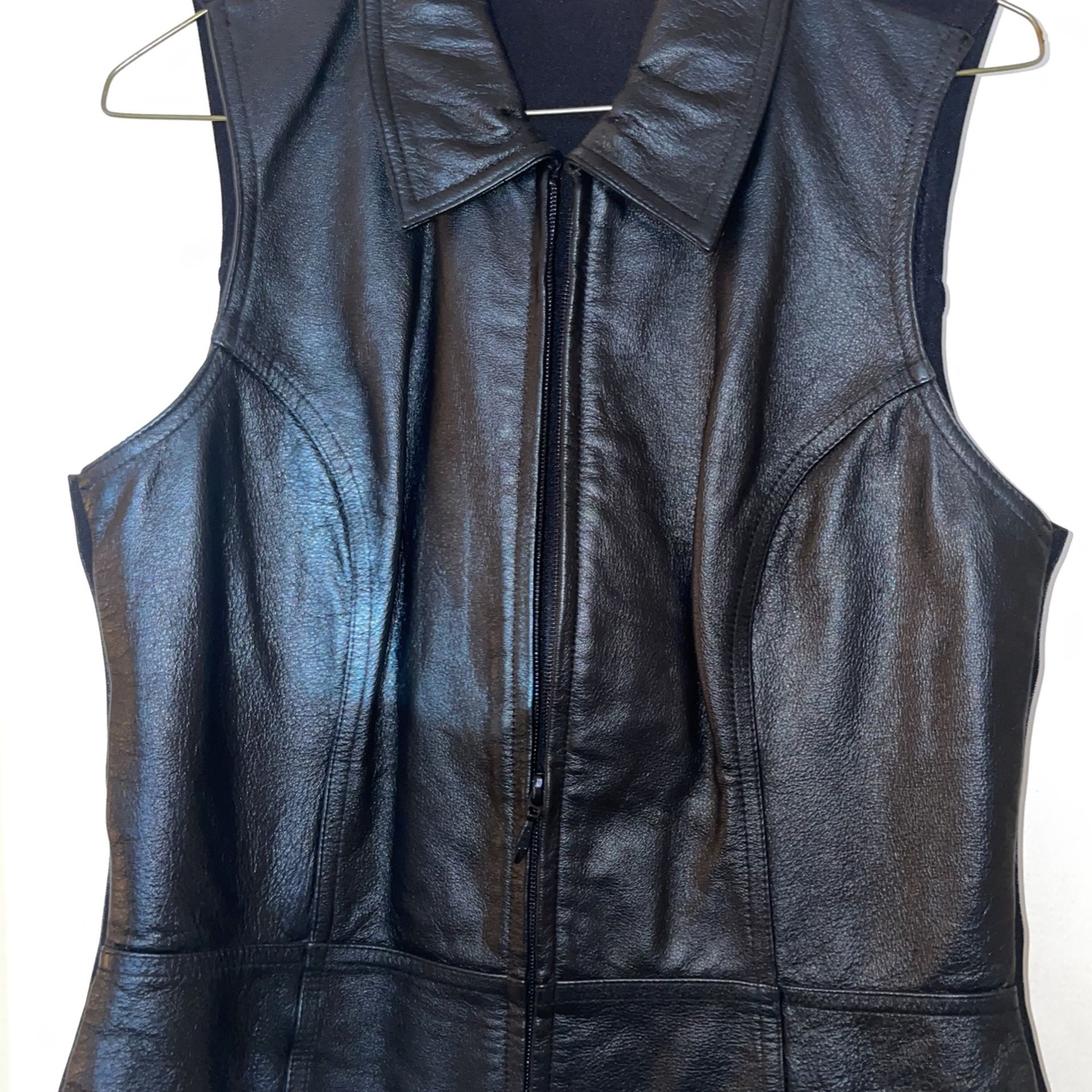 Wilsons Leather Vest In Black. Light weight. Back panel is Lycra and lining is nylon. 