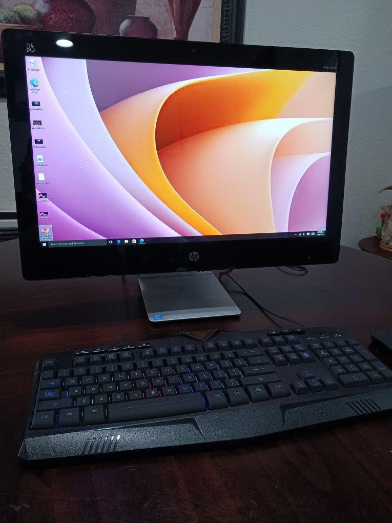 Hp Pavilion All in one desktop Computer.  windows 10.  TouchScreen.  Good Working Condition. Wifi.  Webcam.  Bluetooth.   DVD Reader.   23 inches scre