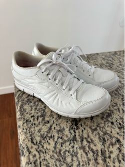 Sketchers slip resistant relaxed fit  size 8 women’s