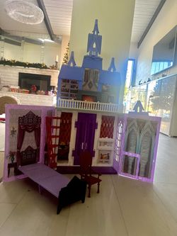 Disney Elsa  and Anna’s Frozen Foldable Castle 
