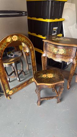 Vintage vanity set