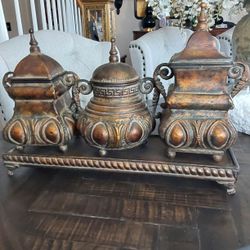 Jars An̈d pedestal 