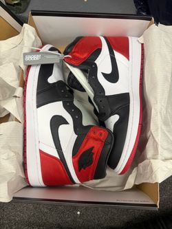 Air Jordan 1 “satin black toe” (womens)
