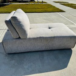 Chaise lounge with adjustable back support