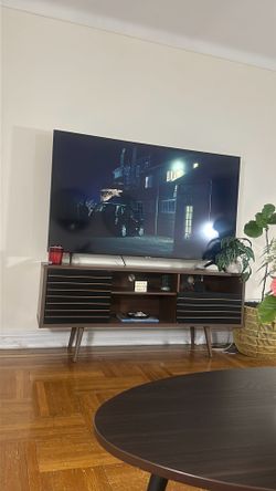 Tv 75 pulgadas and table .