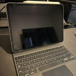 iPad Pro 11” w/ Magic Keyboard 