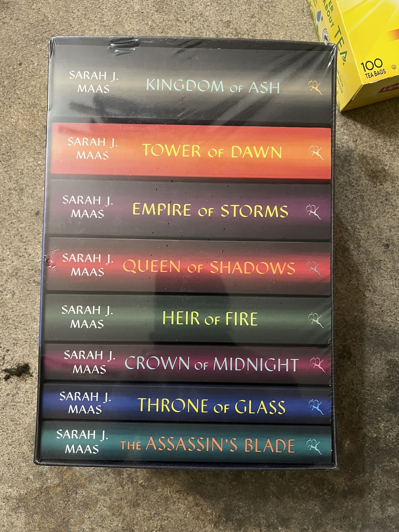 Sara J Maas  --- Books