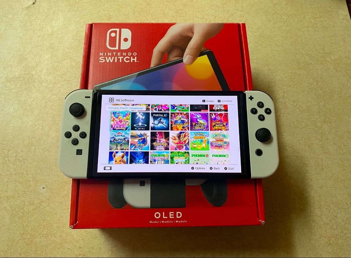 NINTENDO SWITCH OLED with 125 SWITCH GAMES and 7500 RETRO GAMES and 512GB SD