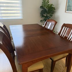Dinning Table With 4 Chairs 