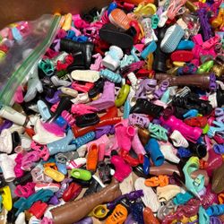 BOX OF BARBIES SHOES THAT DONT HAVE PAIR 