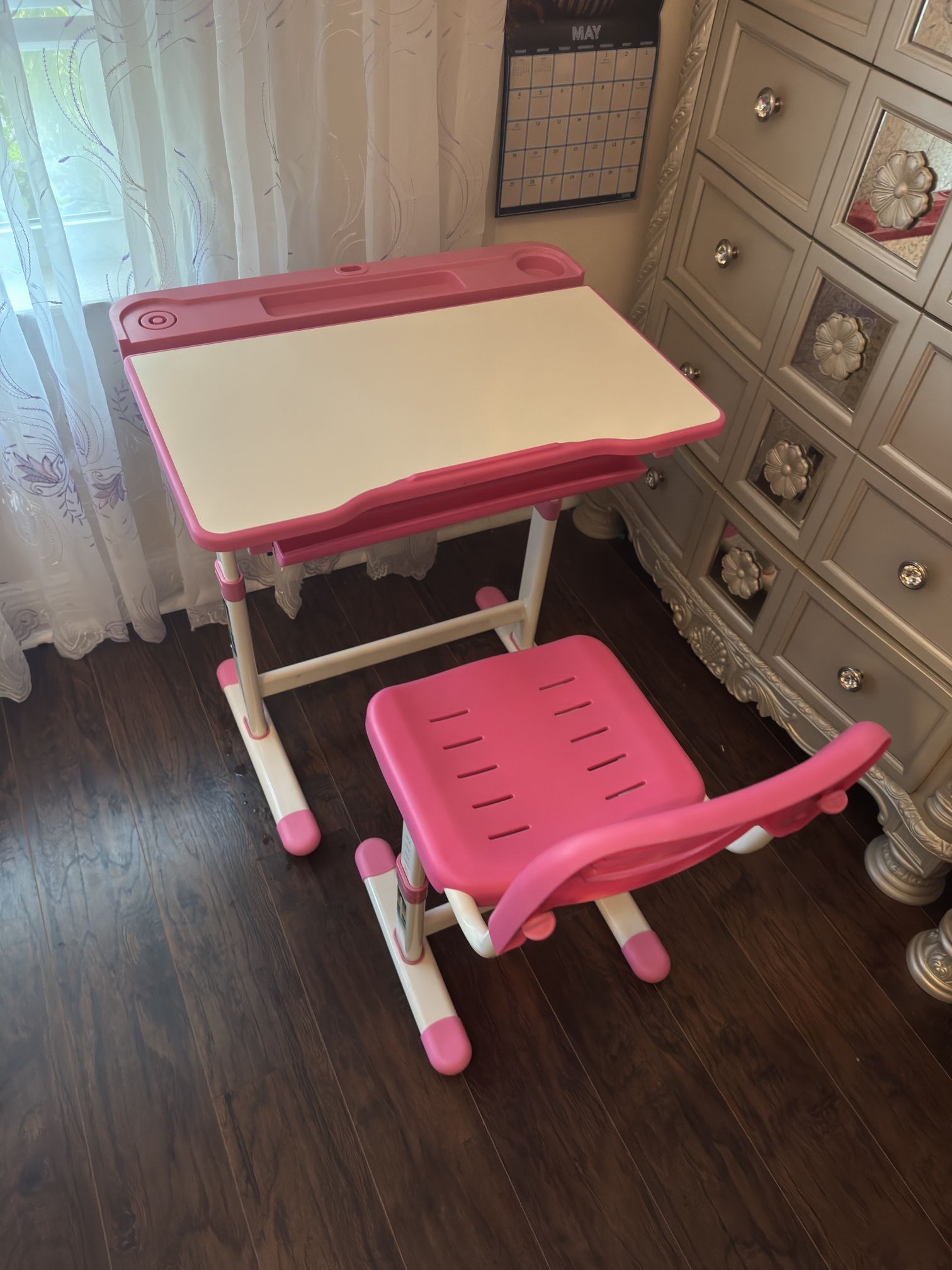 Adjustable Kids Desk And Chair