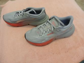 REEBOK, WOMEN'S ZIGNITION RUNNING SHOE SALMON/ GRAY 8.5M