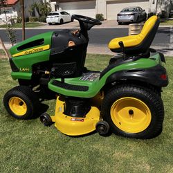 John Deere LA165 Riding Lawnmower 