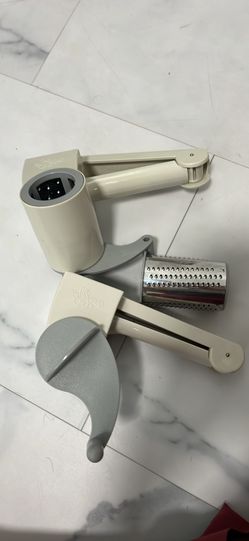 Pampered chef cheese graders