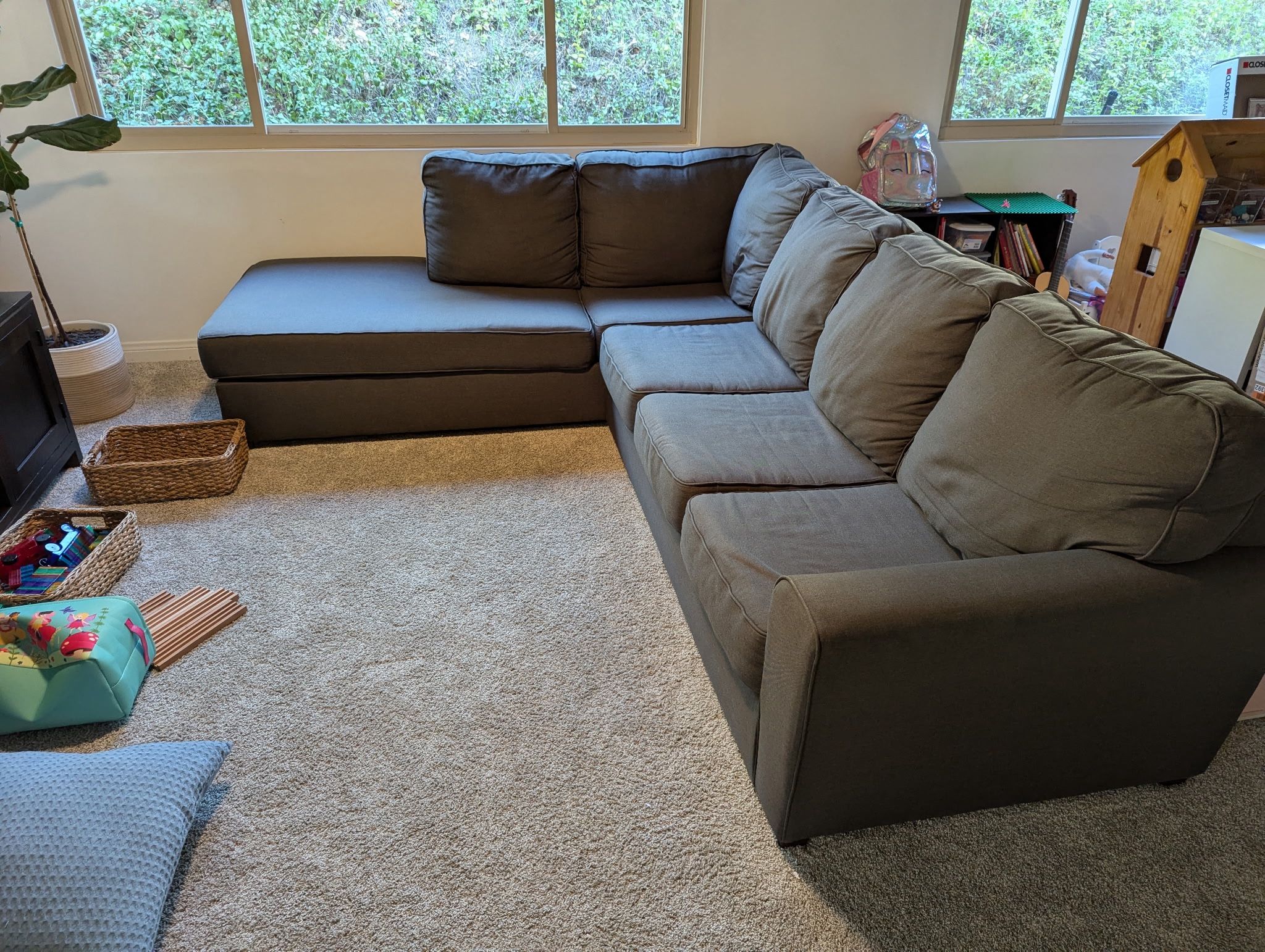 Living Spaces L Shaped Sectional Couch/Sofa