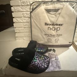 Brookstone n-a-p Ultra Plush Robe and Kensie slippers. Super soft and cozy. Nap plush size large to extra large Slippers size 6-7 Both brand new with 