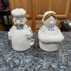 Vintage 1980’s Enesco Italian Baker Couple pair of Salt & Pepper Shakers. Size approximately 3 1/2 inches tall.