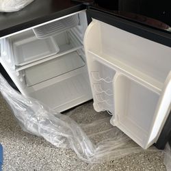 Magic Chef Mini Fridge HMBR265BE1 Black