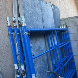 A Scaffold Para Fuera Exterior Scaffold, Six Flat To Extensions, Wheels, And Flat Basis