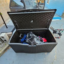 Rubbermaid outdoor storage bin, Good condition, Reinforced, can be locked