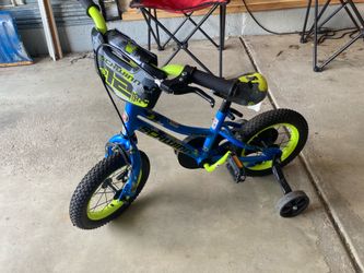Schwinn Valve SmartStart toddler bike.  Training wheels
