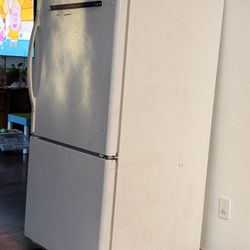 Free Fridge/ GRATIS 